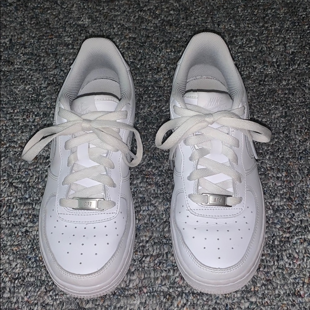 white Air Force 1 - Picture 2 of 3